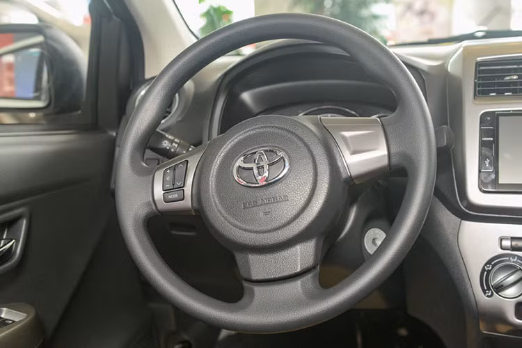 Xe được trang bị hệ thống âm thanh với màn hình màu và đầu đĩa 2 -DIN có kết nối Bluetooth để dành cho các thiết bị di động. Vô lăng của xe cũng được tích hợp các phím chức năng đa dụng ở phía bên trái, ghế ngồi phía sau được thiết kế khá rộng rãi, đủ dùng cho 2 người lớn và một trẻ nhỏ.