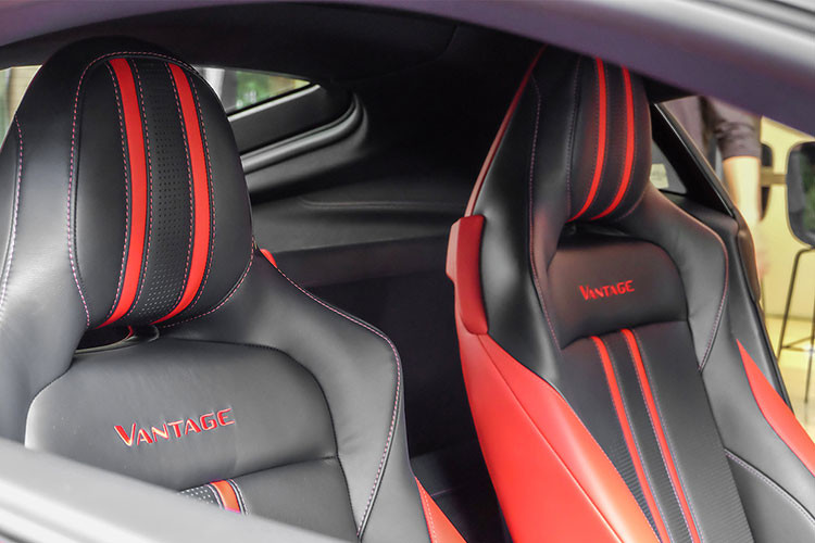 Ngoài ra, theo tiêu chuẩn, Vantage mới còn được trang bị bộ ghế ngồi thể thao bọc da Alcantara cao cấp đi kèm với một số vật liệu tạo điểm nhấn bên trong cabin như các chi tiết bạc satin hoặc màu đen bóng. Nếu muốn, khách hàng có thể chi thêm tiền để mua gói tùy chọn vật liệu da cao cấp cho toàn bộ khoang nội thất.