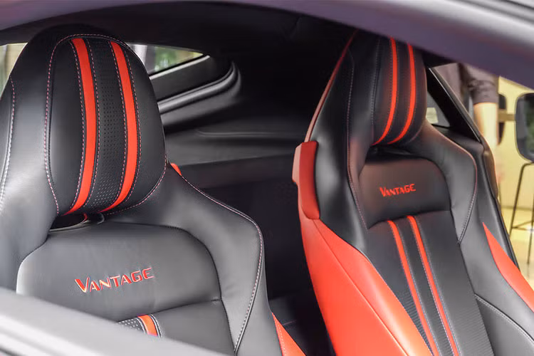 Ngoài ra, theo tiêu chuẩn, Vantage mới còn được trang bị bộ ghế ngồi thể thao bọc da Alcantara cao cấp đi kèm với một số vật liệu tạo điểm nhấn bên trong cabin như các chi tiết bạc satin hoặc màu đen bóng. Nếu muốn, khách hàng có thể chi thêm tiền để mua gói tùy chọn vật liệu da cao cấp cho toàn bộ khoang nội thất.