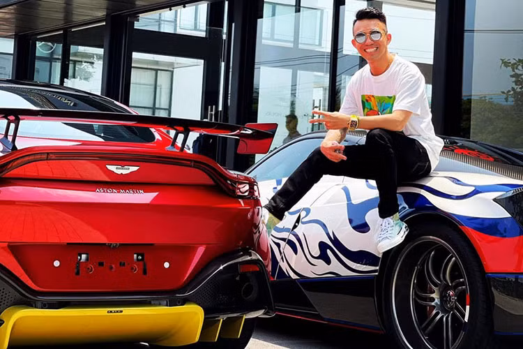 Gói nâng cấp này bao gồm cản trước/sau làm bằng sợi carbon và được thiết kế mới, các mang cá ở hai bên đầu xe giúp tối đa tính khí động học, cùng cánh gió sợi carbon khổng lồ phía sau. Bộ bodykit của Vantage AMR không chỉ giúp V8 Vantage có diện mạo hầm hố hơn mà còn giúp xe tăng thêm lực ép (100kg)