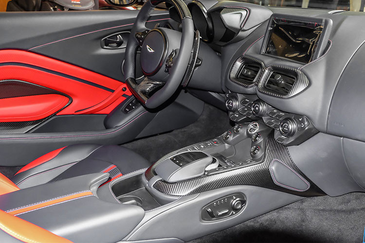 Aston Martin V8 Vantage sở hữu khoang cabin với trung tâm bảng điều khiển độc đáo, bao gồm các nút bấm được bố trí theo hình tam giác trực quan hơn. Các trang bị tiêu chuẩn bên trong xe bao gồm: Nút Start/Stop, hệ thống hiển thị áp suất lốp, điều hòa không khí 2 vùng, hỗ trợ đỗ xe với các cảm biến ở xung quanh xe.