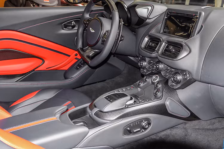 Aston Martin V8 Vantage sở hữu khoang cabin với trung tâm bảng điều khiển độc đáo, bao gồm các nút bấm được bố trí theo hình tam giác trực quan hơn. Các trang bị tiêu chuẩn bên trong xe bao gồm: Nút Start/Stop, hệ thống hiển thị áp suất lốp, điều hòa không khí 2 vùng, hỗ trợ đỗ xe với các cảm biến ở xung quanh xe.