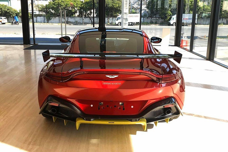 Động cơ Aston Martin V8 Vantage sẽ kết hợp với hộp số tự động ZF 8 cấp và hệ dẫn động cầu sau, nhờ đó, Aston Martin V8 Vantage chỉ mất khoảng thời gian 3,6 giây là có khả năng tăng tốc từ vị trí xuất phát lên 100 km/h trước khi đạt vận tốc tối đa 314 km/h.