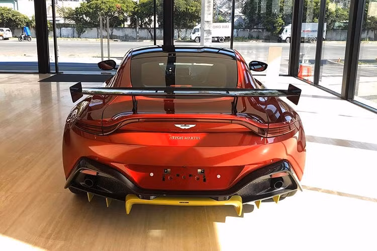 Động cơ Aston Martin V8 Vantage sẽ kết hợp với hộp số tự động ZF 8 cấp và hệ dẫn động cầu sau, nhờ đó, Aston Martin V8 Vantage chỉ mất khoảng thời gian 3,6 giây là có khả năng tăng tốc từ vị trí xuất phát lên 100 km/h trước khi đạt vận tốc tối đa 314 km/h.