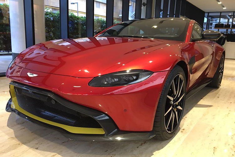 Minh nhựa không tiết lộ mình bỏ ra bao nhiêu tiền để mua Aston Martin V8 Vantage màu đỏ độc nhất Việt Nam, chỉ biết rằng, giá xe Aston Martin V8 Vantage chính hãng tại Việt Nam là 14,988 tỷ đồng. Chi phí để chiếc xe thể thao tốc độ này lăn bánh lên đến 16,8 tỷ đồng.