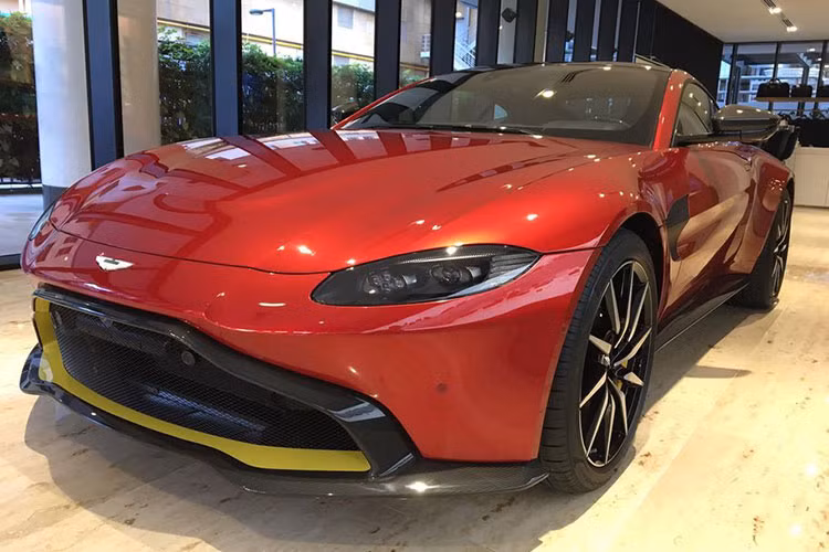 Minh nhựa không tiết lộ mình bỏ ra bao nhiêu tiền để mua Aston Martin V8 Vantage màu đỏ độc nhất Việt Nam, chỉ biết rằng, giá xe Aston Martin V8 Vantage chính hãng tại Việt Nam là 14,988 tỷ đồng. Chi phí để chiếc xe thể thao tốc độ này lăn bánh lên đến 16,8 tỷ đồng.