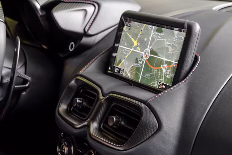 Những tính năng đáng chú ý khác trên mẫu xe thể thao Anh quốc này gồm: hệ thống thông tin giải trí COMAND Online của Mercedes-Benz, với màn hình trung tâm LCD 8 inch và hệ thống âm thanh của Aston Martin.