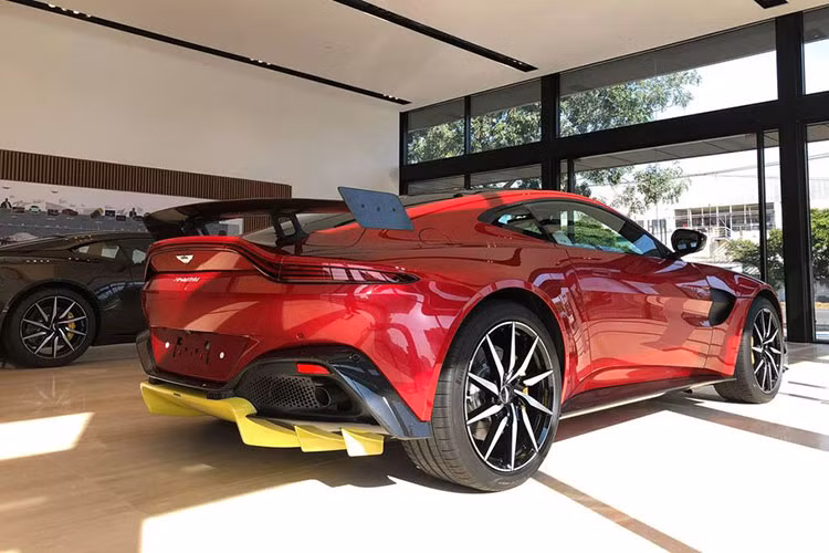 Xe được trang bị động cơ V8, tăng áp kép, dung tích 4.0 lít do Mercedes-AMG sản xuất. Động cơ tạo ra công suất tối đa 510 mã lực tại tua máy 6.000 vòng/phút và mô-men xoắn cực đại 685 Nm tại dải tua máy 2.000 - 5.000 vòng/phút.