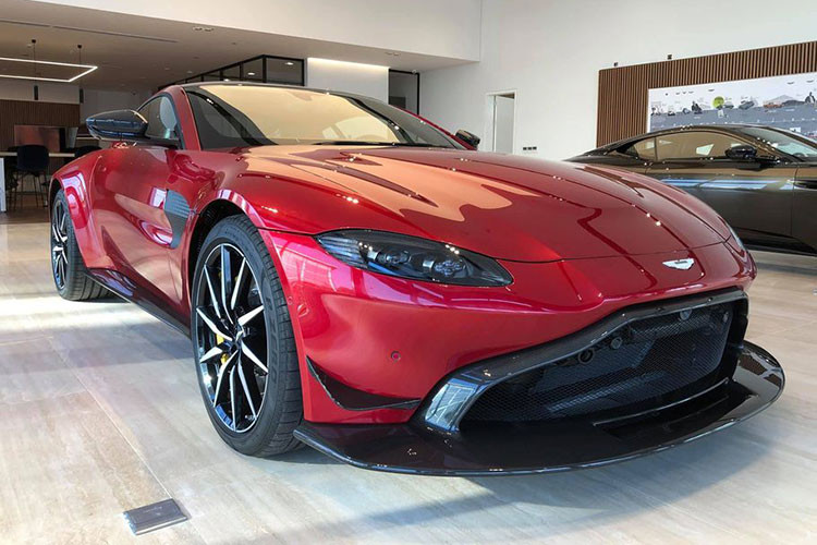 Về ngoại hình nguyên bản, Aston Martin Vantage V8 được trang bị bánh xe hợp kim 20 inch, chấu chữ Y, lốp Pirelli P Zero đặc biệt với kích thước 255/40 phía trước và 205/35 phía sau.