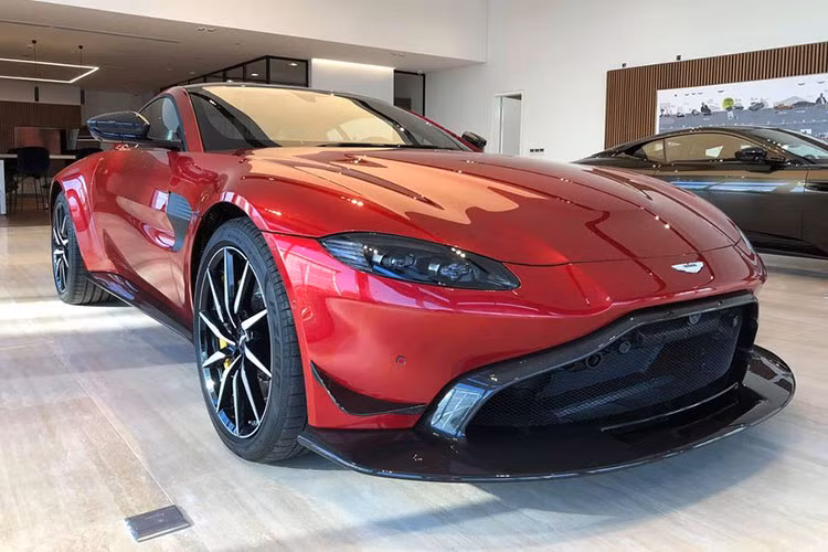 Về ngoại hình nguyên bản, Aston Martin Vantage V8 được trang bị bánh xe hợp kim 20 inch, chấu chữ Y, lốp Pirelli P Zero đặc biệt với kích thước 255/40 phía trước và 205/35 phía sau.
