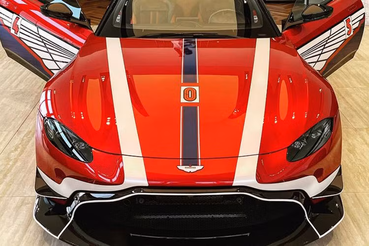 Trên bộ cánh màu đỏ nguyên bản, Aston Martin V8 Vantage của Minh nhựa đã được dán thêm decal màu trắng, xanh dương và đỏ - tông màu đặc trưng của những "siêu xế" trong gara của vị đại gia ngành nhựa.