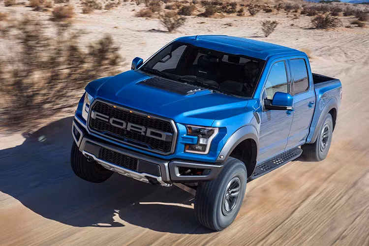 Hãng xe Mỹ vừa nâng cấp cho chiếc bán tải hiệu năng cao Ford F-150 Raptor 2019 mới với một số thay đổi nằm hệ thống kiểm soát, hệ thống treo để cải thiện khả năng vận hành và nâng cấp nhẹ nhàng cho nội thất. Về ngoại thất, F-150 phiên bản Raptor không có thay đổi nào.