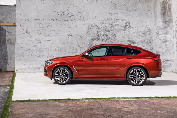 Ở những phiên bản thể thao M Performance, xe sẽ được trang bị kẹp phanh màu xanh M-Sport, hệ thống treo thể thao M-Suspension, ống xả M Sport...