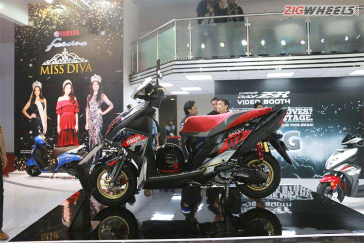 So với phiên bản thường, bản đặc biệt Yamaha Cygnus Ray ZR Street Rally có bộ vỏ mang thiết kế theo phong cách đôi cánh, lấy cảm hứng từ những đàn anh môtô phân khối lớn của hãng xe máy Yamaha, không chỉ giúp tăng vẻ ngoài thể thao của xe mà còn mang tính khí động học.