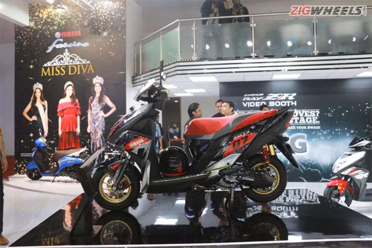 So với phiên bản thường, bản đặc biệt Yamaha Cygnus Ray ZR Street Rally có bộ vỏ mang thiết kế theo phong cách đôi cánh, lấy cảm hứng từ những đàn anh môtô phân khối lớn của hãng xe máy Yamaha, không chỉ giúp tăng vẻ ngoài thể thao của xe mà còn mang tính khí động học.