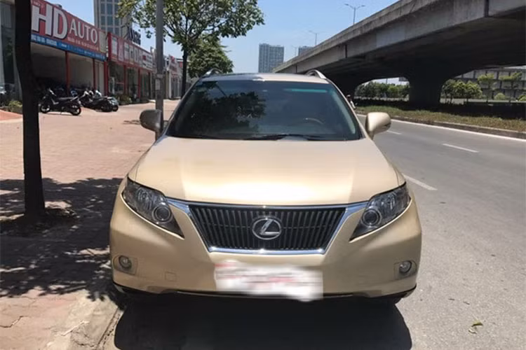 Cũng giống như hãng xe mẹ là Toyota, những mẫu xe đến từ thương hiệu Lexus đều có khả năng giữ giá rất ổn định. So với các đối thủ Audi Q5 hay BMW X3 cùng đời, Lexus RX350 bán lại có giá cao hơn khá nhiều. Tham khảo có thể thấy, Audi Q5 đời 2010 chỉ có giá khoảng 1 tỷ đồng hoặc thấp hơn trong khi BMW X3 2010 chỉ có giá 800 – 900 triệu đồng.