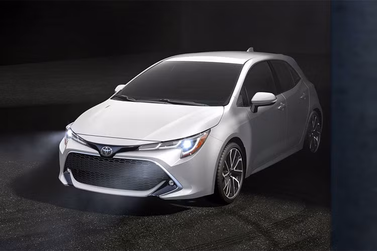 Mẫu xe Toyota Corolla Touring Sports 2019 được phát triển và chế tạo tại châu Âu để dành cho thị trường này. Dự kiến, xe sẽ chính thức trình làng trong triển lãm ôtô Paris 2018 diễn ra vào cuối tháng này. Đáng chú ý, thế hệ thứ 12 của dòng xe Corolla không chỉ được đổi tên mà còn được lột xác mạnh mẽ về cả thiết kế và công nghệ đi kèm.