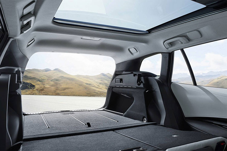 Là mẫu xe hướng đến sự thực dụng nên Toyota Corolla Touring Sports 2019 đương nhiên được trang bị hàng ghế sau có thể gập xuống sàn. Theo hãng xe hơi Toyota cho hay, ngay cả khi ghế không được gập xuống, Corolla Touring Sports 2019 vẫn có thể tích cốp sau 598 lít.