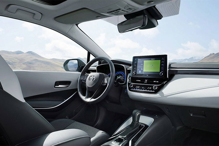 Mẫu xe mới này sở hữu không gian để chân hàng ghế sau thuộc tốt nhất phân khúc nhờ vào trục cơ sở dài 2.700 mm. Hệ thống treo trên Corolla mới sử dụng MacPherson ở phía trước và hệ thống treo đa điểm ở phía sau. Về công nghệ, xe được trang bị màn hình hiển thị kính lái HUD, sạc smartphone không dây, hệ thống âm thanh JBL.