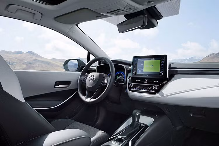 Mẫu xe mới này sở hữu không gian để chân hàng ghế sau thuộc tốt nhất phân khúc nhờ vào trục cơ sở dài 2.700 mm. Hệ thống treo trên Corolla mới sử dụng MacPherson ở phía trước và hệ thống treo đa điểm ở phía sau. Về công nghệ, xe được trang bị màn hình hiển thị kính lái HUD, sạc smartphone không dây, hệ thống âm thanh JBL.