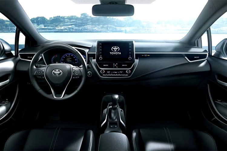 Tương tự ngoại thất, nội thất của Toyota Corolla Touring Sports 2019 cũng tạo cảm giác quen thuộc, bao gồm cả cách bố trí mặt táp-lô. Tại đây, người lái sẽ tìm thấy màn hình thông tin giải trí dạng cảm ứng cỡ lớn, nằm độc lập. Bên dưới màn hình này là khu vực chỉnh điều hòa của xe.