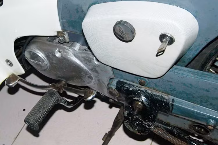 Toàn bộ bộ yên với khung xương bằng thép, mút cao su và vỏ yên đều còn trong tình trạng nguyên bản, dấu vết của thời gian chỉ xuất hiện chút ít ở vị trí như bưởng máy, nhựa sờn nước sơn... nhưng nhìn chung nó vẫn còn khá tốt nếu như được chủ nhân "dọn lại" cũng không mất nhiều điểm zin.