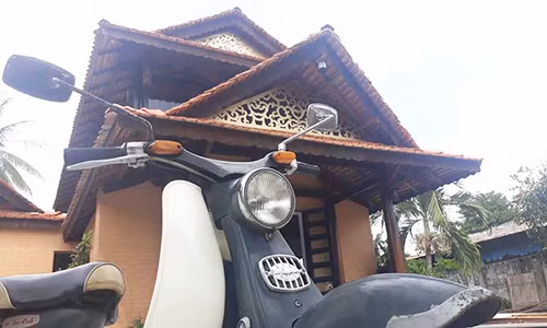 Tại Việt Nam hiện nay, chỉ tính riêng tới việc tìm ra một chiếc Honda Super Cub C100 cũng là một thử thách rất khó khăn, chưa kể tới một chiếc xe trong tình trạng hoàn hảo sẽ có mức giá lên đến cả trăm triệu. Chiếc xe trong bài viết hiện đang được người chơi rao bán khoảng 65 triệu đồng.