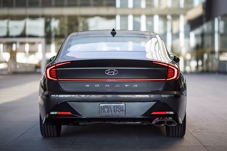 Cả hai động cơ thuộc dòng Smartstream kể trên đều kết hợp với hộp số tự động 8 cấp. Hiện hãng xe ôtô Hyundai chưa hé lộ việc động cơ 1,6 lít và 2,5 lít này sẽ được dùng cho Sonata 2020 ở thị trường quốc tế nào.
