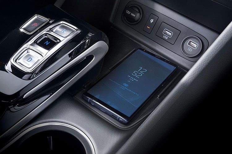 Khi muốn mở cửa xe, người dùng chỉ cần mở ứng dụng Digital Key rồi dí sát điện thoại thông minh vào tay nắm cửa. Khi vào trong xe, người dùng có thể khởi động máy bằng cách đặt điện thoại thông minh trên khay sạc điện thoại không dây ở cụm điều khiển trung tâm rồi nhấn nút Start/Stop trên mặt táp-lô.