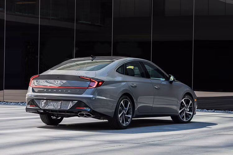 Tiếp đến là hệ thống lái bán tự động cấp độ 2 dành cho Sonata 2020. Hệ thống bao gồm những tính năng như cảnh báo va chạm phía trước, hỗ trợ ra khỏi xe an toàn, phát hiện điểm mù, hỗ trợ bám làn đường, camera 360 độ, hỗ trợ tránh va chạm khi lùi và hỗ trợ đỗ xe điều khiển từ xa.