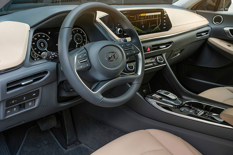 Ngoài việc hé lộ thông số động cơ, hãng Hyundai còn công bố thêm về những công nghệ tiên tiến xuất hiện trên mẫu sedan cỡ trung mới. Trong đó, nổi bật nhất là công nghệ Digital Key, cho phép người lái khóa cửa, mở cửa và khởi động máy thông qua điện thoại thông minh.