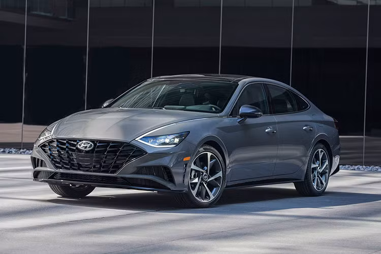 Mới đây, hãng xe ôtô Hyundai đã bất ngờ vén màn thế hệ mới của mẫu sedan cỡ trung Sonata tại thị trường quê nhà Hàn Quốc. Dự kiến, Hyundai Sonata 2020 mới sẽ lần đầu tiên ra mắt thị trường toàn cầu trong triển lãm Ô tô New York 2019 diễn ra vào tháng sau.