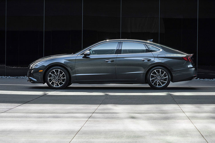 Trước thời điểm này, những thông số của Hyundai Sonata 2020 hoàn toàn mới bản quốc tế bán ra thị trường ngoài Hàn Quốc sẽ được hé lộ. Theo đó, Hyundai Sonata thế hệ thứ 8 sẽ được trang bị 2 loại động cơ mới ở thị trường quốc tế.