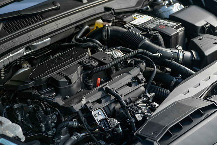 Trong khi đó, tại thị trường Hàn Quốc, Hyundai Sonata 2020 lại dùng 2 tùy chọn động cơ riêng. Thứ nhất là động cơ xăng 4 xi-lanh, dung tích 2.0 lít với công suất tối đa 158 mã lực. Thứ hai là hệ thống hybrid với máy xăng 4 xi-lanh, dung tích 2.0 lít, sản sinh công suất tổng cộng 144 mã lực.