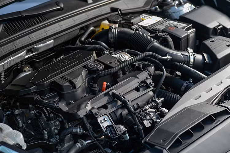 Trong khi đó, tại thị trường Hàn Quốc, Hyundai Sonata 2020 lại dùng 2 tùy chọn động cơ riêng. Thứ nhất là động cơ xăng 4 xi-lanh, dung tích 2.0 lít với công suất tối đa 158 mã lực. Thứ hai là hệ thống hybrid với máy xăng 4 xi-lanh, dung tích 2.0 lít, sản sinh công suất tổng cộng 144 mã lực.