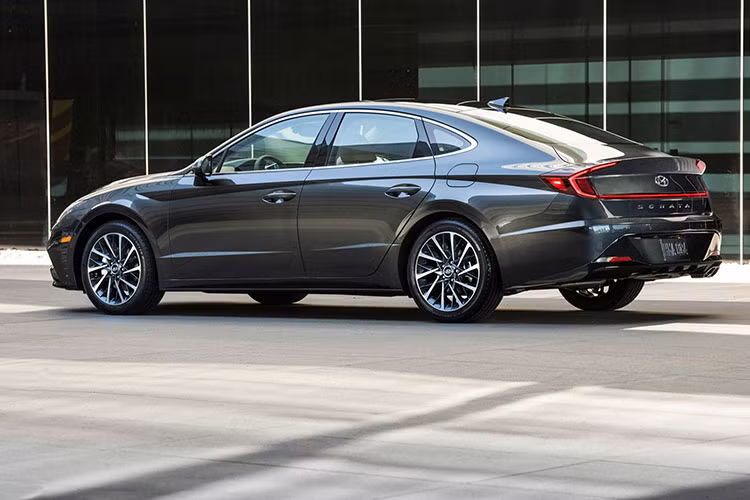 Hãng Hyundai cho biết, những khách hàng ngoài Hàn Quốc có thể chọn Sonata 2020 với động cơ xăng T-GDI 4 xi-lanh, tăng áp, dung tích 1,6 lít hoặc máy GDI 2,5 lít. Trong đó, động cơ 1,6 lít có công suất tối đa 180 mã lực và mô-men xoắn cực đại 264 Nm. Hai con số tương ứng của động cơ 2,5 lít là 190 mã lực và 245 Nm.