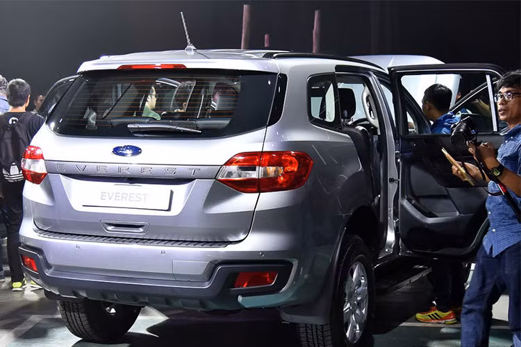 Tại Thái Lan, Ford Everest facelift 2018 phiên bản tiêu chuẩn 2.0 Turbo Trend có giá từ 1.299.000 Baht (tương đương 910 triệu đồng); bản 2.0 Turbo Titanium có giá từ 1.439.000 Baht (tương đương 1.1 tỷ đồng); bản 2.0 Turbo Titanium+ có giá từ 1.599.000 Baht (tương đương 1.1 tỷ đồng); và bản cao nhất 2.0 Bi-Turbo Titanium+ 4x4 có giá từ 1.799.000 Baht (tương đương 1.25 tỷ đồng).