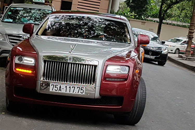 Về với chủ mới, ngoại thất xe cũng được thay đổi đôi chút. Rõ nét nhất chính là nắp ca pô chuyển sang màu bạc thay vì màu đỏ đồng bộ thân xe như trước đây. Ngoài ngoại thất và biển số bắt mắt, chi tiết viền logo Rolls-Royce tại la-zăng đồng màu đỏ ruby càng khiến xe nổi bật.