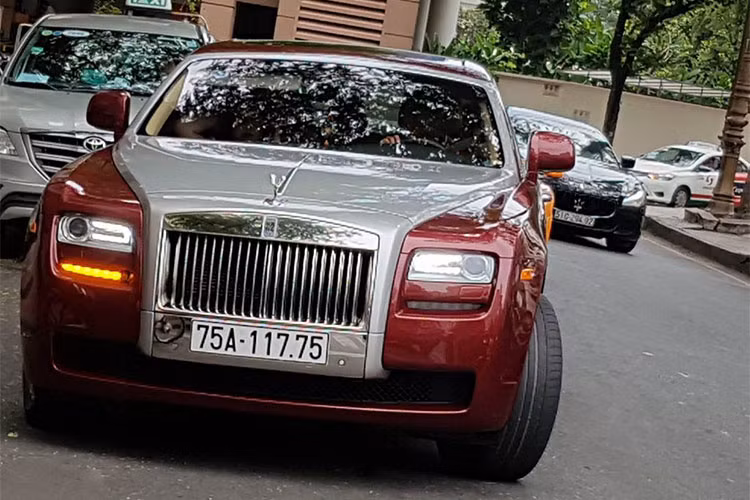 Về với chủ mới, ngoại thất xe cũng được thay đổi đôi chút. Rõ nét nhất chính là nắp ca pô chuyển sang màu bạc thay vì màu đỏ đồng bộ thân xe như trước đây. Ngoài ngoại thất và biển số bắt mắt, chi tiết viền logo Rolls-Royce tại la-zăng đồng màu đỏ ruby càng khiến xe nổi bật.