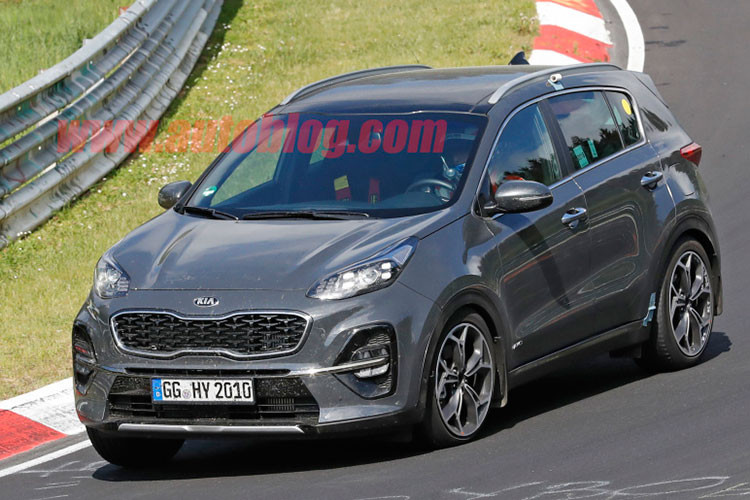 Ngoài ra, thanh mạ chrome phía dưới lưới tản nhiệt được kéo dài sang hai bên chia đôi cụm đèn sương mù. Đèn pha cũng được cập nhật lại.