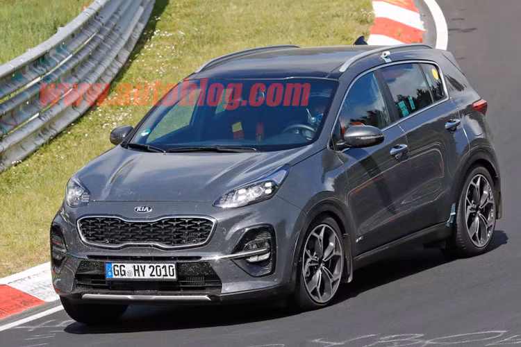 Ngoài ra, thanh mạ chrome phía dưới lưới tản nhiệt được kéo dài sang hai bên chia đôi cụm đèn sương mù. Đèn pha cũng được cập nhật lại.