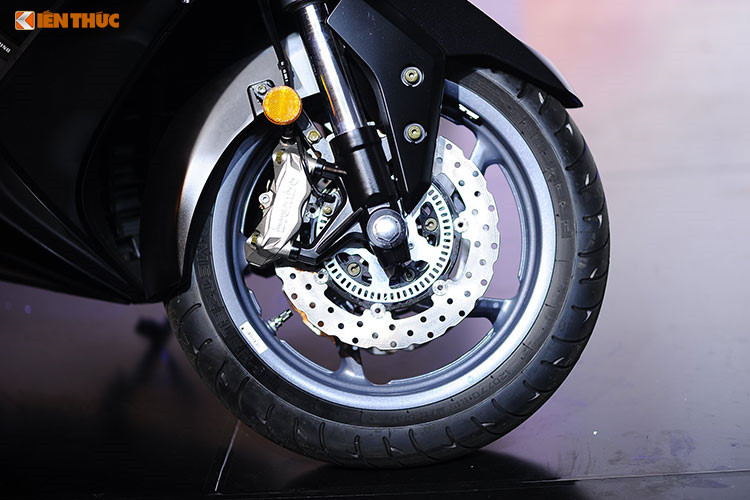 Kymco trang bị cho AK 550 bộ vành hợp kim kích thước 15 inch 5 chấu đơn với bộ lốp từ Metzeler. Phanh xe là loại đĩa kép đường kính 270 mm với cùm Brembo 4 piston phía trước và đĩa đơn 260 mm phía sau tích hợp hệ thống chống bó cứng phanh ABS tiêu chuẩn. Giảm xóc sau sử dụng loại monoshock thiết kế có điều chỉnh.