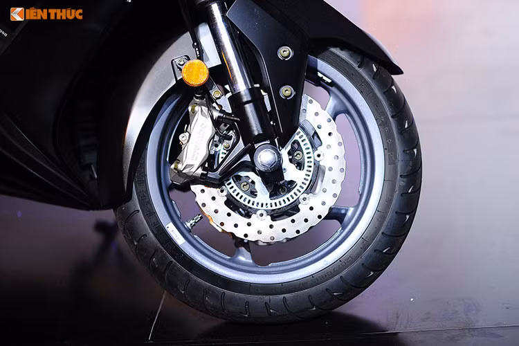 Kymco trang bị cho AK 550 bộ vành hợp kim kích thước 15 inch 5 chấu đơn với bộ lốp từ Metzeler. Phanh xe là loại đĩa kép đường kính 270 mm với cùm Brembo 4 piston phía trước và đĩa đơn 260 mm phía sau tích hợp hệ thống chống bó cứng phanh ABS tiêu chuẩn. Giảm xóc sau sử dụng loại monoshock thiết kế có điều chỉnh.