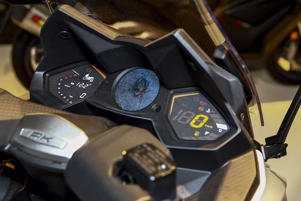 Ấn tượng nhất trên mẫu xe này chính là hệ thống Noodoe hiện đại, cho phép kết nối với smartphone để theo dõi các thông báo cuộc gọi, tin nhắn, email…thông qua màn hình bảng đồng hồ tốc độ - nó được hãng xe máy Đài Loan tự tin gọi đây là hệ thống thông minh toàn cầu.