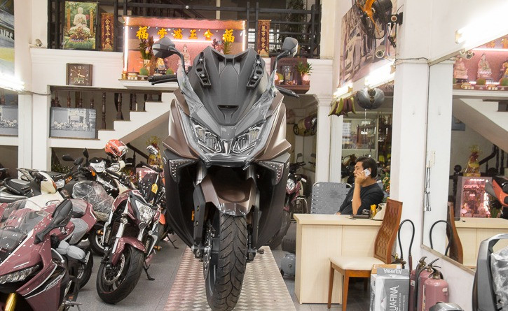 Mẫu xe ga Kymco AK 550 2018 sở hữu kiểu dáng phi thuyền hầm hố, mạnh mẽ - đặc trưng của phân khúc maxi-scooter với chiều dài tổng thể 2.165 mm, rộng 795 mm và cao 1.400 mm. Chiều dài cơ sở đạt 1.580 mm.