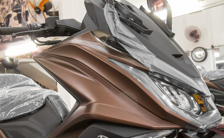 Cụm đèn trước sau của xe đều sử dụng LED. Đặc biệt, dải đèn định vị ban ngày DRL đi viền 2 bên tạo cảm giác gương mặt của AK 550 trông giống một chiếc môtô phân khối lớn "khủng" chứ không phải xe tay ga.