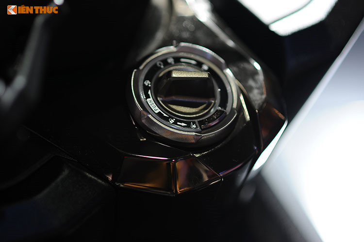 Bảng đồng hồ của xe cung cấp rất nhiều thông tin như: tình trạng bình ắc quy, cảnh báo áp suất lốp,… Những tính năng tiện nghi nổi bật khác của Kymco có thể kể đến là: hệ thống khóa Smart Key, sưởi ấm tay lái 3 chế độ, cổng sạc USB trong hốc đồ trước xạc các thiết bị di động...