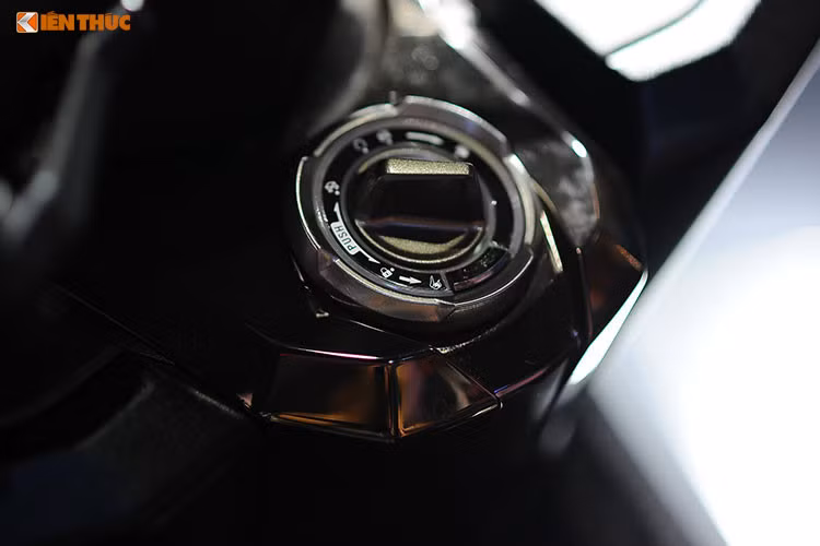 Bảng đồng hồ của xe cung cấp rất nhiều thông tin như: tình trạng bình ắc quy, cảnh báo áp suất lốp,… Những tính năng tiện nghi nổi bật khác của Kymco có thể kể đến là: hệ thống khóa Smart Key, sưởi ấm tay lái 3 chế độ, cổng sạc USB trong hốc đồ trước xạc các thiết bị di động...