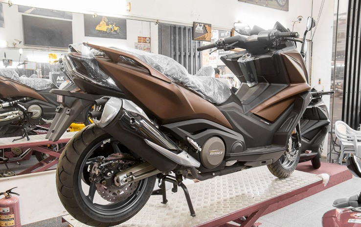 AK 550 có hai chế độ lái tương ứng cho các điều kiện thời tiết, đường xá khác nhau. Với Power Mode động cơ sẽ hoạt động với toàn bộ sức mạnh, còn với Rain Mode hạn chế lại sức mạnh và độ nhạy ga để AK 550 “hiền lành” hơn khi chạy trong điều kiện đường ít độ bám. Hơi đáng tiếc là AK 550 vẫn chưa có hệ thống kiểm soát lực kéo Traction Control.