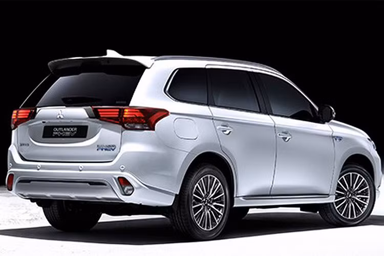 Về ngoại thất, Mitsubishi Outlander PHEV 2019 đã có một số thay đổi như cụm đèn pha mới dạng LED và đèn sương mù mới, đèn hậu LED, phần đầu xe ấn tượng với lưới tản nhiệt cỡ lớn. Tổng thể xe thêm hài hoà hơn với bộ mâm hợp kim đa chấu có kích thước 18 inch...